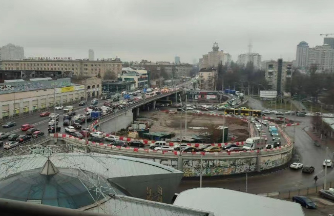 当地时间24日，有大批居民车辆正在驶离乌克兰首都基辅（来源：央视新闻客户端）