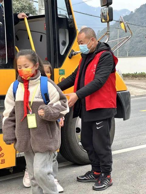 △章国贤老师组织学生们上下校车