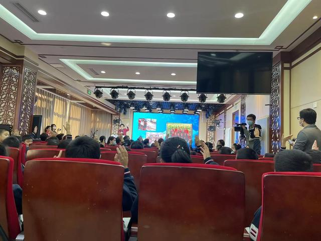 特级音乐教师付宝环讲述冬奥幕后的故事。图/新京报记者 刘洋