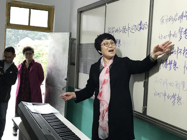 付宝环在支教中教授音乐课。受访者供图