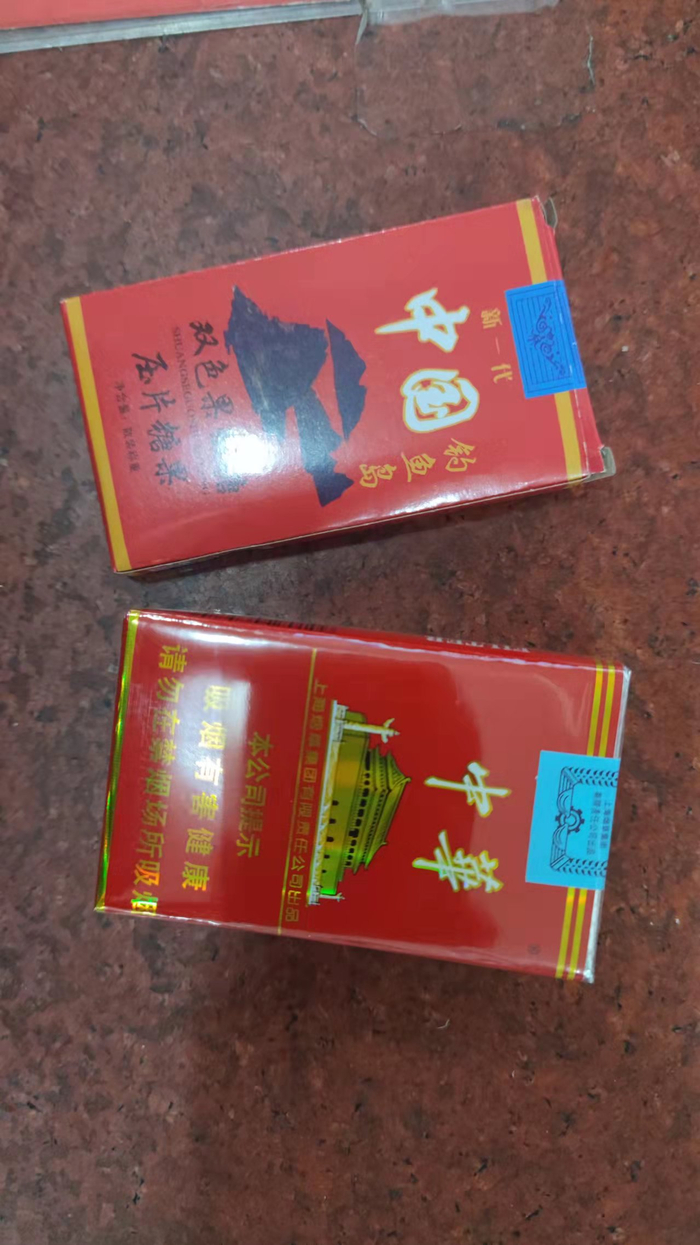 香烟造型糖果与真烟比较图。蔡瀚森摄