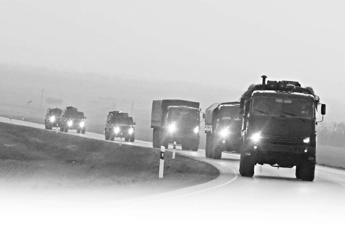 2月23日，俄罗斯军车车队正在向顿巴斯地区的边境移动。视觉中国供图