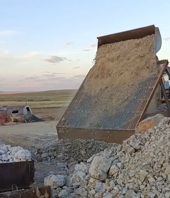 图 | 正在工作的采矿器械