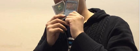 照片里是我，手里是两张P9，要是留到今天得值多少钱！