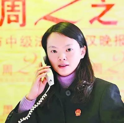 ▲ 2013年12月24日，杨莉做客“周二之约”专栏，接听热线。（记者金振强 摄）