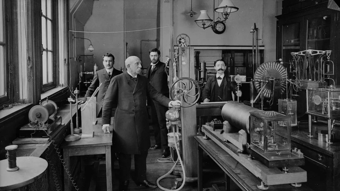 法国巴黎索邦大学物理实验室内的研究人员，约1900年（视觉中国供图）