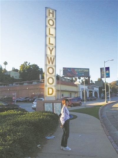     作者在洛杉矶好莱坞山脚下。