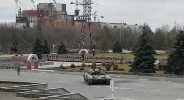 俄军坦克出现在切尔诺贝利核电站外 图：环球时报