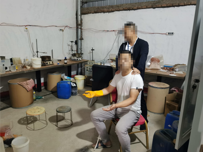 制毒人员赵某光（前） 海南警方供图