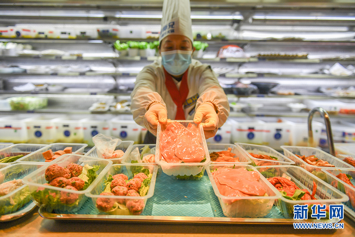 火锅是重庆打造“美食之都”的重要名片，图为重庆一火锅店上菜区。（2021年2月9日摄）新华网 耿骏宇 摄