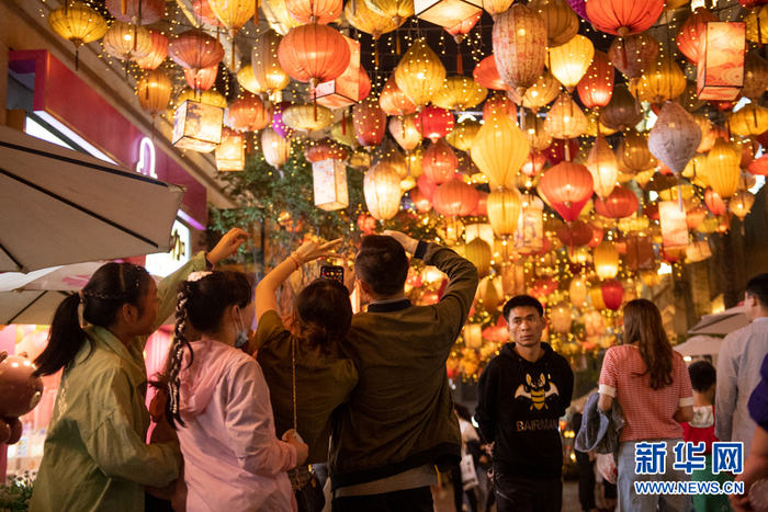 位于重庆市南岸区的弹子石老街利用灯饰丰富夜间消费体验。（2021年6月28日摄）新华网 耿骏宇 摄