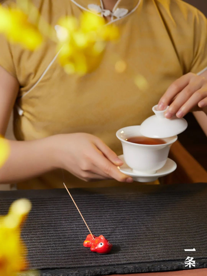 “沉水良材食柏珍，博山烟缓玉楼春。