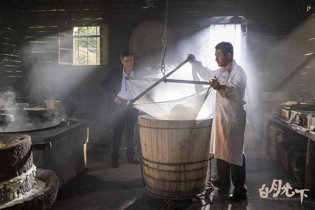 电影《白月光下》剧照