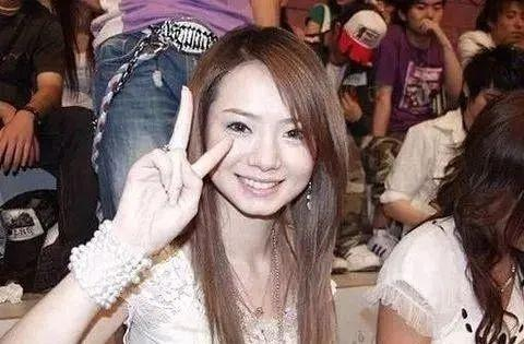  图丨戚薇参加《我型我秀》照片