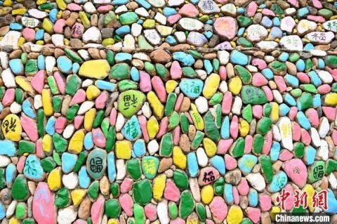 镜花缘生态农庄内的福文化墙。　张金川 摄