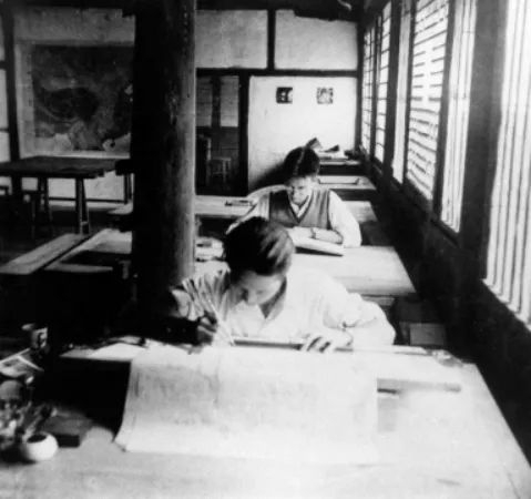 梁思成（后）、莫宗江在李庄营造学社绘图