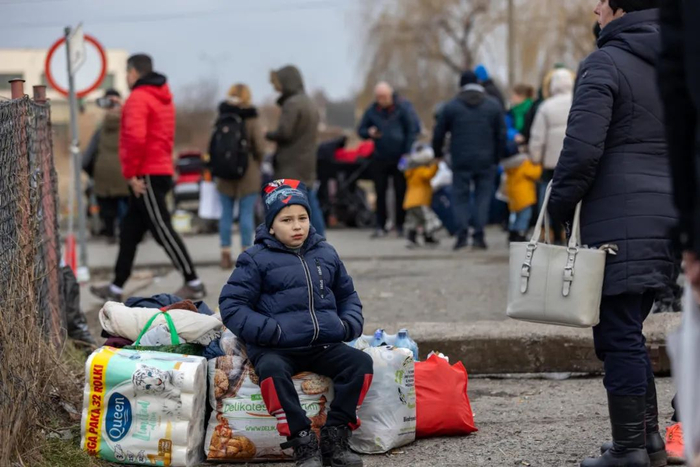 2月26日，一名乌克兰男孩抵达波兰边境口岸梅迪卡 图片来源：新华社
