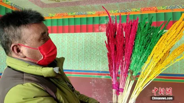 图为拉萨市桑木社区居民准备藏历新年年花。中新社记者 贡桑拉姆 摄