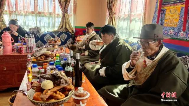 图为普兰新年初一民众欢度传统新年。中新社记者 贡桑拉姆 摄