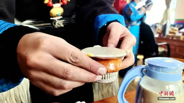 图为普兰新年敬“呢呜”（青稞酿制的一种酒）。中新社记者 贡桑拉姆 摄