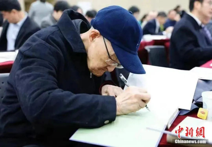 工作中的沈燮元。南京图书馆供图