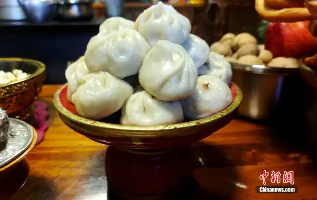 图为普兰新年必上的牦牛肉包子。中新社记者 贡桑拉姆 摄