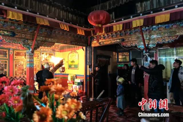 图为日喀则农事新年民众进行“驱鬼”。中新社记者 江飞波 摄