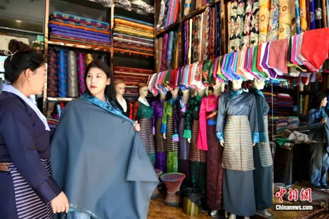 图为拉萨市民为藏历新年定制藏装。中新社记者 贡嘎来松 摄