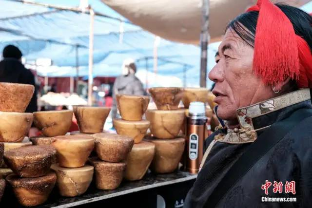 图为日喀则牧民在年货市场销售酥油。中新社记者 江飞波 摄
