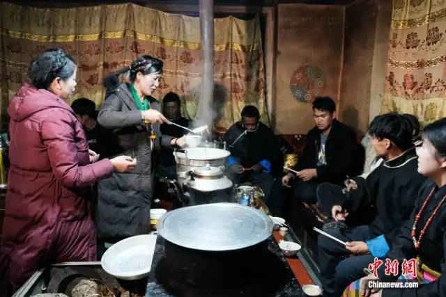 图为日喀则农事新年民众吃“古突”。中新社记者 江飞波 摄