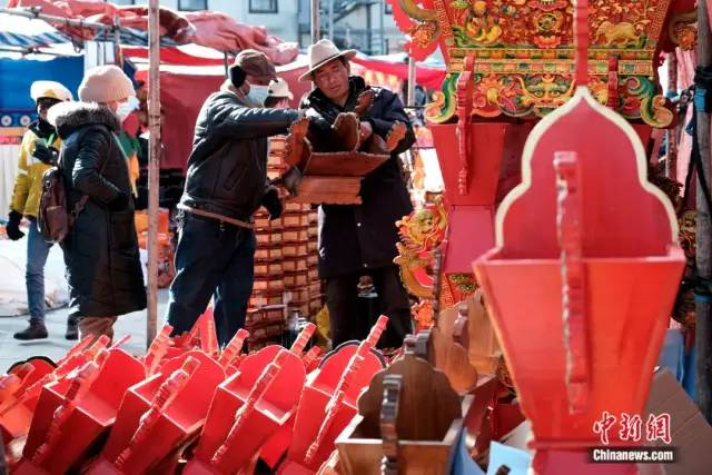 图为日喀则民众在购买吉祥切玛。中新社记者 江飞波 摄