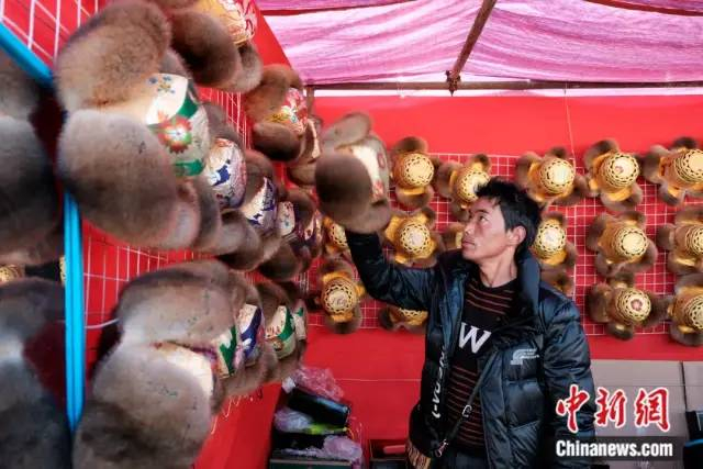 图为日喀则农事新年前夕当地人购买帽子。中新社记者 江飞波 摄