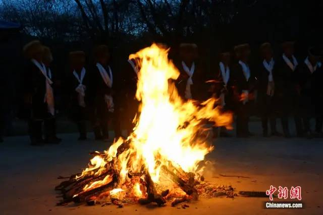 图为工布新年篝火活动。中新社记者 冉文娟 摄