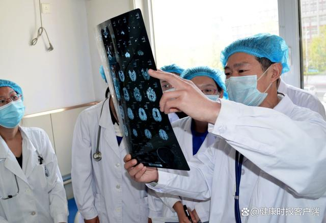 医生看CT片。鲍捷摄