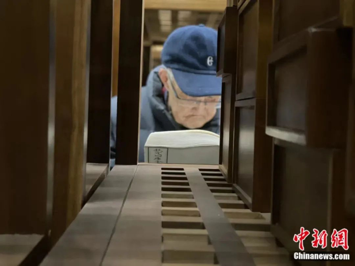 读书中的沈燮元。徐珊珊 摄