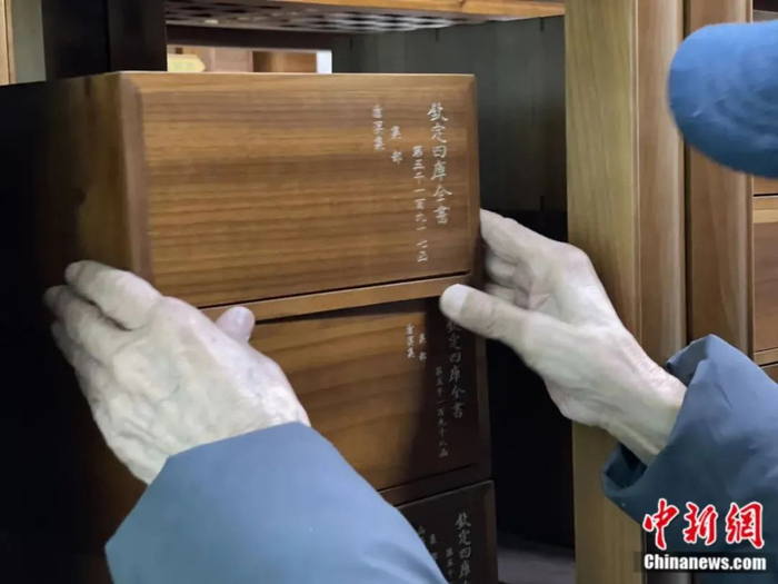 沈燮元在图书馆一呆就是一辈子。徐珊珊 摄