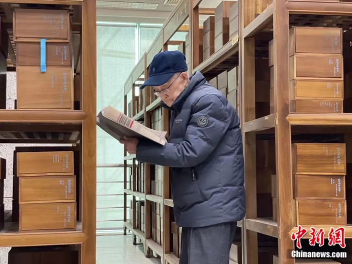 读书中的沈燮元。徐珊珊 摄