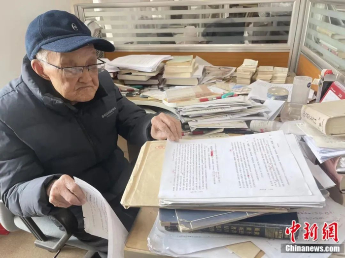 工作中的沈燮元。徐珊珊 摄