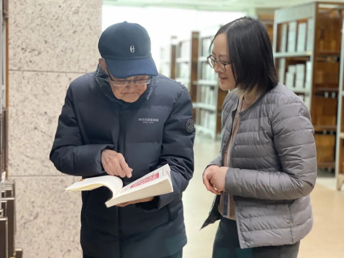 沈燮元与同事。徐珊珊 摄