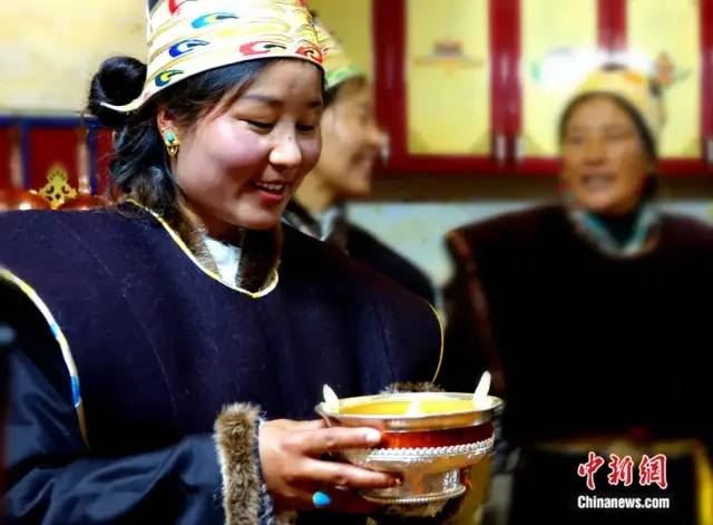 图为工布新年向客人敬“央子”酒。中新社记者 冉文娟 摄