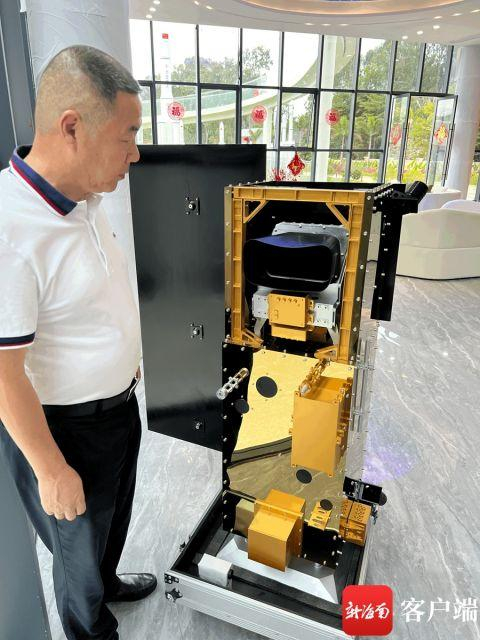 　　杨天梁介绍海南一号一期四颗光学星情况。记者 张宏波 摄