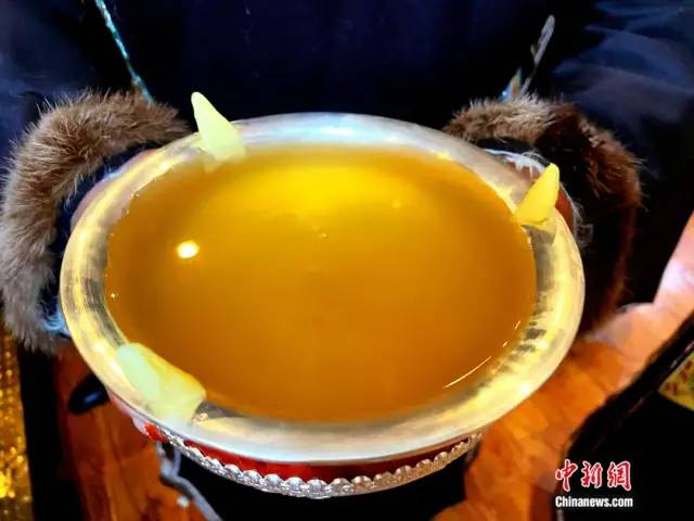 图为斟满青稞酒的“央子”（大碗酒） 。中新社记者 冉文娟 摄