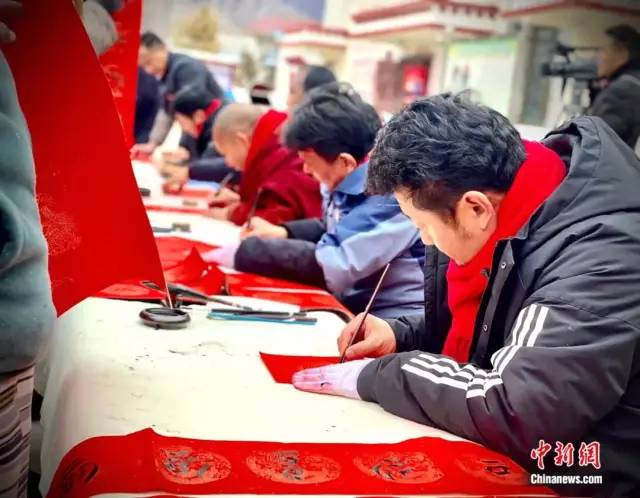 图为书写藏历新年藏文对联。次仁 供图