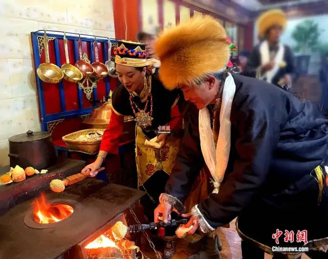 图为工布新年烤“结达”（可用舌头舔着吃的食品）。中新社记者 冉文娟 摄