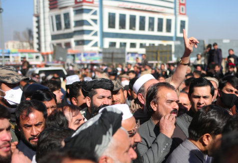 ▲ 数千名喀布尔民众2月15日举行示威活动，抗议美国掠夺阿富汗资产，谴责美国的举动是公开盗窃