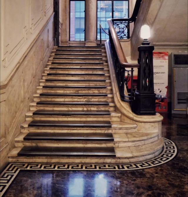 楼梯入口处照片