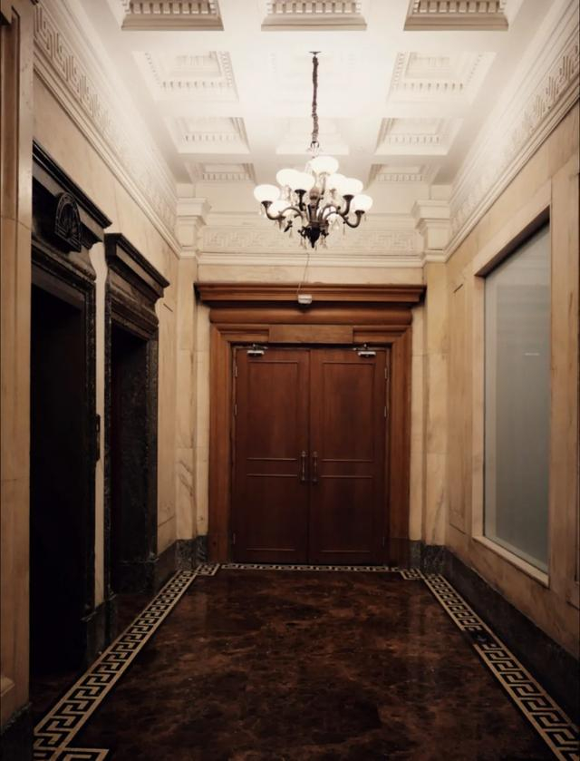 建筑内部电梯厅照片