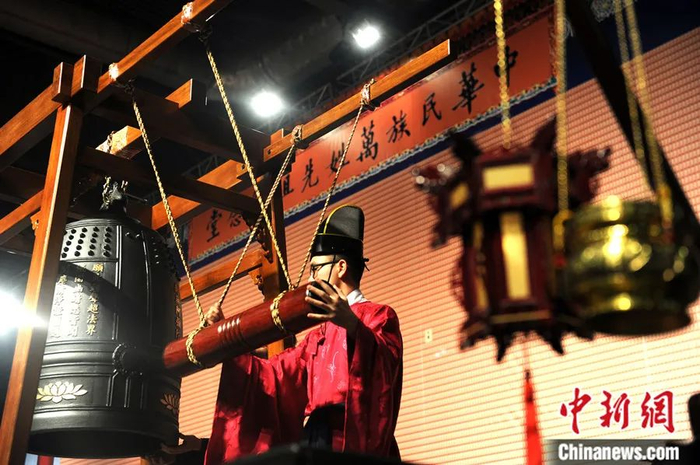 香港冬至祭祖典礼，儒释道各界及来自各地的民众共同祭拜中华民族万姓先祖。中新社记者 张宇 摄