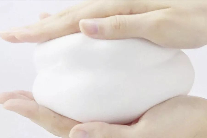 泡沫厚实到可以挤着玩