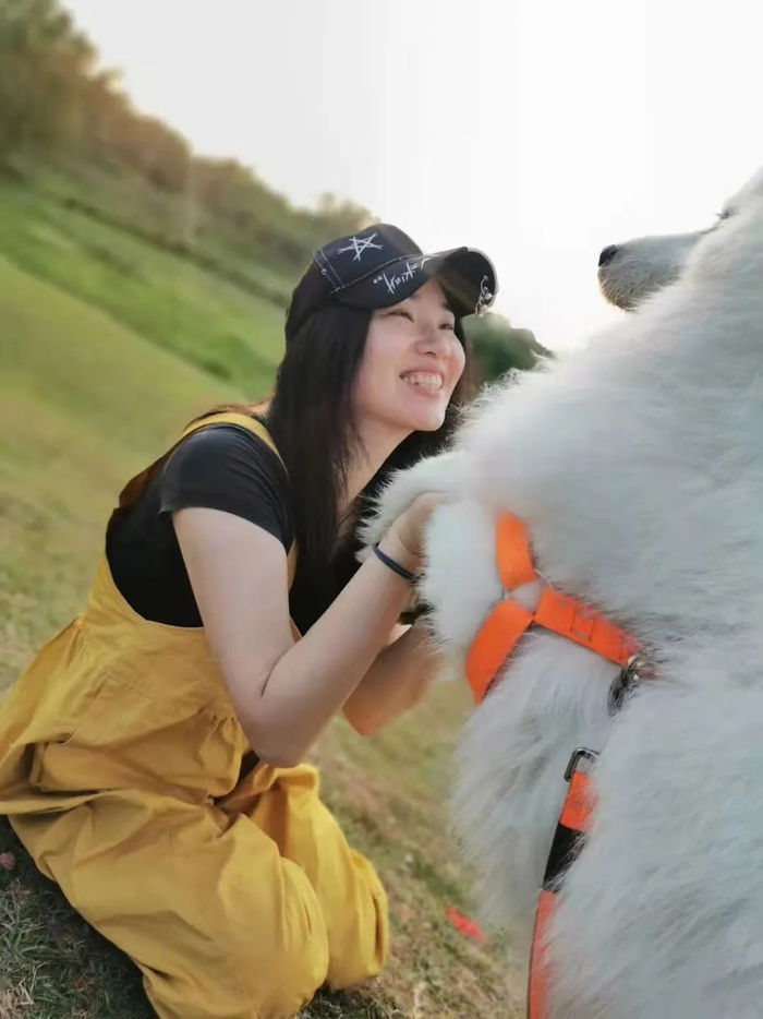 茄子拍照时爱笑，但她说自己并不像照片上那样阳光、健康